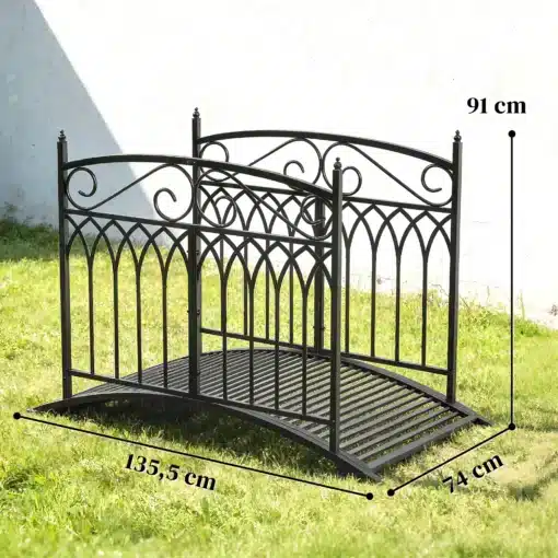Dekoratiivne aiatiigi sild metallist piiretega, 1,35 m | E-pood Tootemaailm Must dekoratiivne metallist aiakaarega sild mõõtudega 135,5 x 74 x 91 cm murul