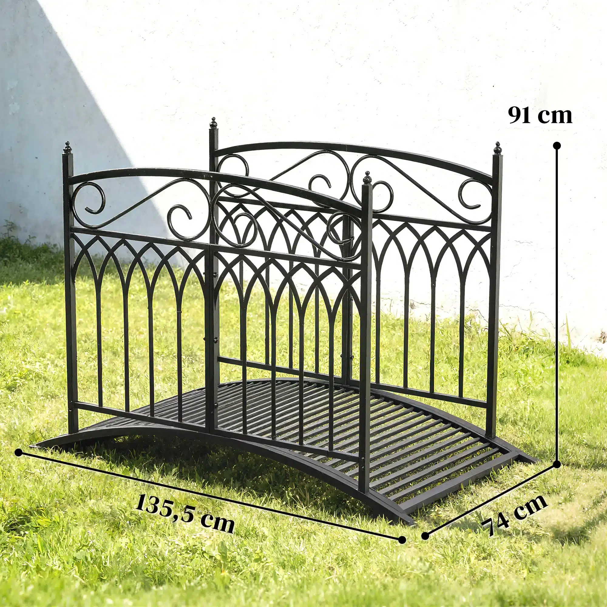 Must dekoratiivne metallist aiakaarega sild mõõtudega 135,5 x 74 x 91 cm murul