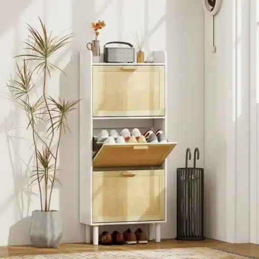 Kitsas kingakapp kolme klapiga 80 × 24,5 × 110 cm | E-pood Tootemaailm Valge kingakapp kahe suletava ukse ja ühe väljatõmmatava kingariiuliga, sisustatud esikus