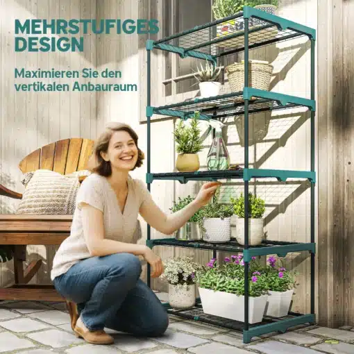 Viiekorruseline metallist taimeriiul 67 x 49 x 138 cm | E-pood Tootemaailm Naine poseerib mitmetasandilise taimeriiuli kõrval, millel on potid ja dekoratsioonid