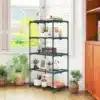 Viiekorruseline metallist taimeriiul 67 x 49 x 138 cm | E-pood Tootemaailm Tumedate riiulitega metallist hoiuriiul akna kõrval toas