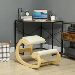 Puidust ergonoomiline põlvetool heleda polsterdusega kodukontoris laua ees
