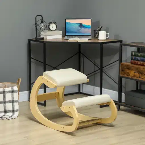 Puidust ergonoomiline kiikuv põlvitamistool pehme istmepadjaga | E-pood Tootemaailm Puidust ergonoomiline põlvetool heleda polsterdusega kodukontoris laua ees