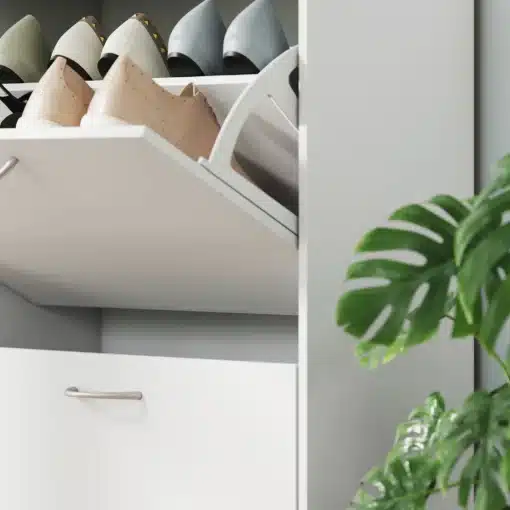 Jalatsikapp 4 klappuksega 120 × 24 × 81 cm | E-pood Tootemaailm Valge sisseehitatud kapp jalanõude hoidmiseks, ülemisel riiulil mitu paari kingi, kõrval roheline taim