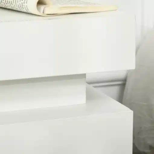 LED-valgustusega öökapp kahe sahtliga | E-pood Tootemaailm Valge minimalistlik laud või riiul, millel on avatud raamat