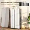 Ratastel riidekapp kardinaga ja riputustoruga | E-pood Tootemaailm Valge tolmukate või kardin riidekapi ees, kõrval peegel ja taim