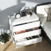 3 sahtliga kummut magamistuppa, 73 cm kõrge | E-pood Tootemaailm Valge kolme sahtliga öökapp voodi kõrval, peal lamp, kell, kõlar ja dekoratsioonid
