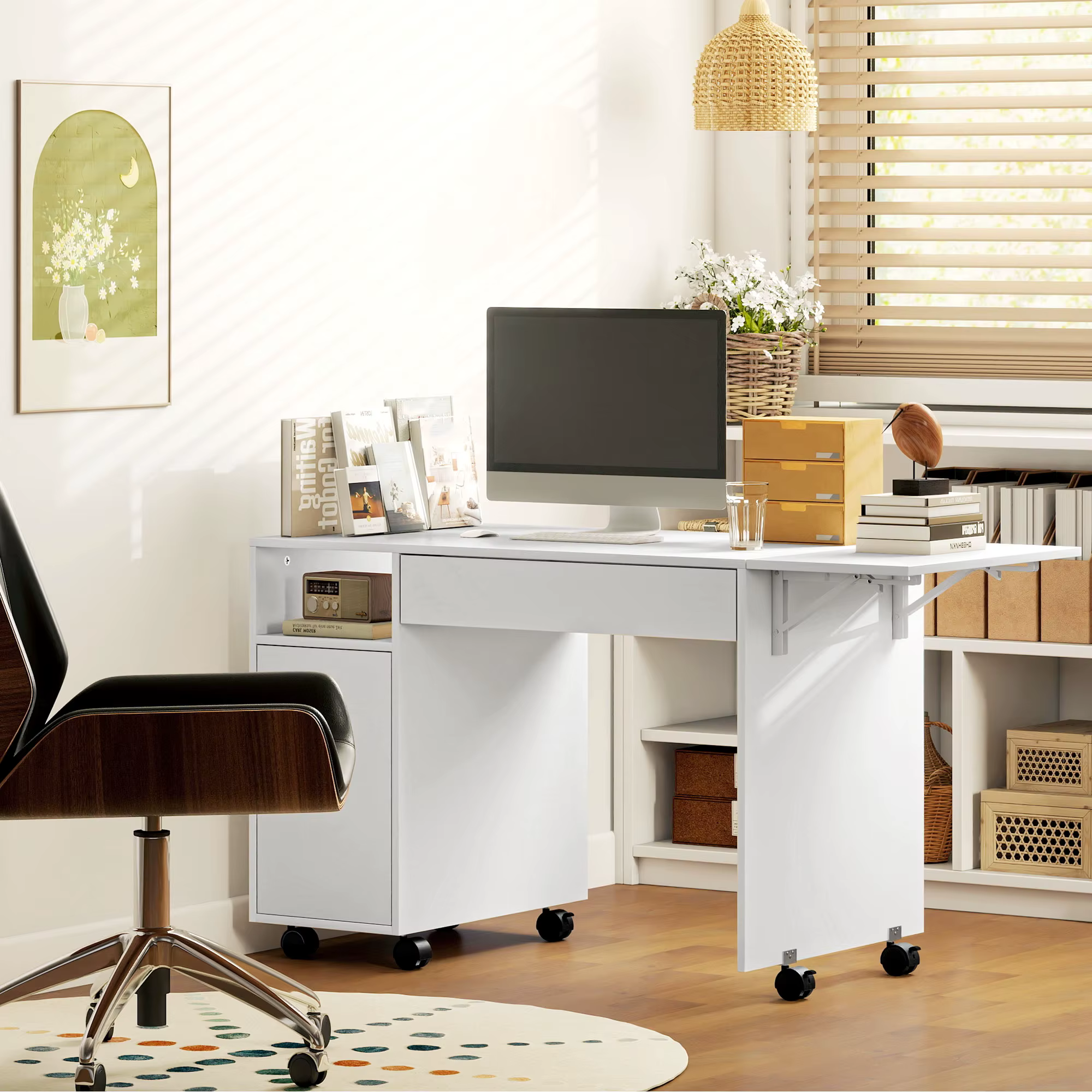 Valge ratastel kirjutuslaud kodukontoris monitori, sahtlite ja hoiuriiuliga