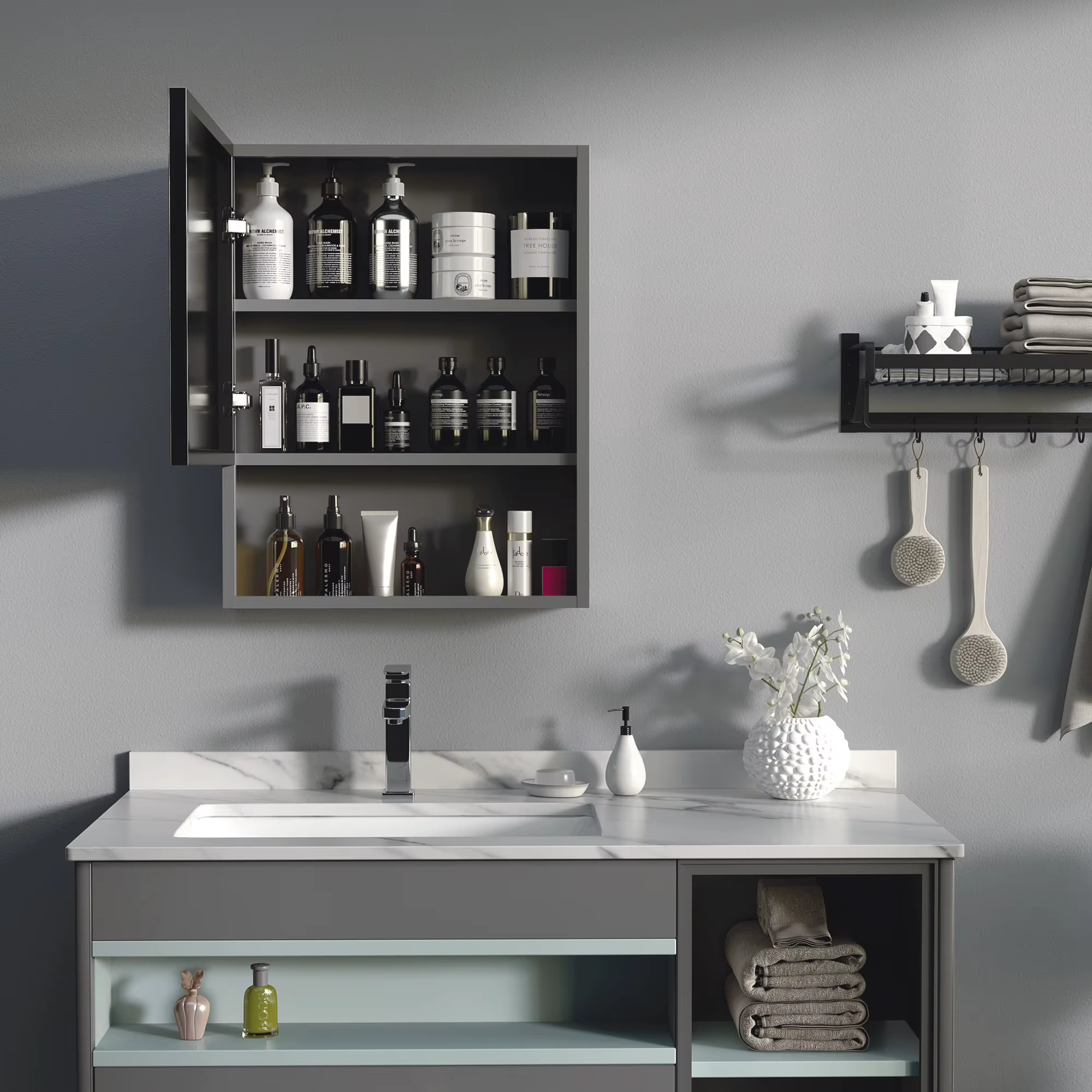 Hall peegelkapp avatud uksega vannitoa valamu kohal, riiulitel hügieeni- ja kosmeetikatooted