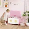 Laste mänguasjakast turvalise hingedega kaanega 60 cm | E-pood Tootemaailm Laps avab roosa-valget päikese ja tähe mustriga mänguasjakasti lastetoas