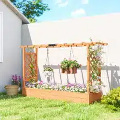 Puidust pergola peenrakastiga aias, külgedel võrestik, rippuvad lillekorvid ja ronitaimed