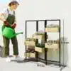 Kokkupandav ruumijagaja kuue taimekastiga | E-pood Tootemaailm Must metallraamiga vertikaalne taimekast lilledega, 112 cm kõrge ja 116 cm lai
