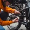 Jalgratta kettlukk võtmega 10 mm 85 cm | E-pood Tootemaailm Inimene kinnitab musta seadet Boschi elektrijalgratta raamile