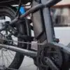 Jalgratta kettlukk võtmega 10 mm 85 cm | E-pood Tootemaailm Boschi keskajamiga elektrijalgratta raam, kett, tagaratas ja pakiraam lähivaates