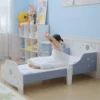Laste põrandavoodi turvapiiretega 140 x 70 cm | E-pood Tootemaailm Sinine ja valge lastevoodi koos lapse, valge voodipesu ja lastetoa sisustusega