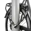 Jalgratta koodiga kettlukk AXA Absolute 5 90 cm | E-pood Tootemaailm AXA Absolute C9-90 rattalukk, mis kinnitab jalgratta halli posti külge