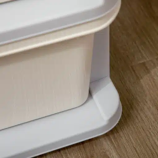 Laste mänguasjade hoiukapp kolme väljatõmmatava sahtliga | E-pood Tootemaailm Lähivõte heledast puidumustrilise sisuga valgest plastist hoiukastist puitpõrandal
