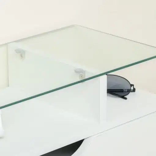 Jalatsikapp klappustega ja sahtliga 89 x 23 x 96 cm | E-pood Tootemaailm Valge vitriinlaud läbipaistva klaasplaadi ja alumisel riiulil oleva musta päikeseprillipaariga