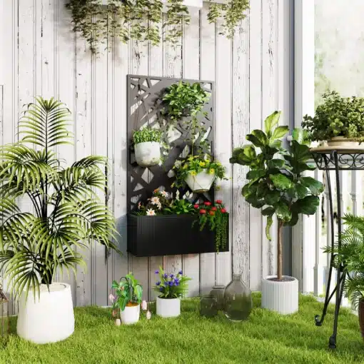 Metallist privaatsussirm sisseehitatud istutuskastiga 61 x 113 cm | E-pood Tootemaailm Seinale kinnitatud hall vertikaalne taimealus lillekastide ja roheliste taimedega rõdul