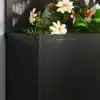 Metallist privaatsussirm sisseehitatud istutuskastiga 61 x 113 cm | E-pood Tootemaailm Must metallist lillekast õitsvate heledate lillede ja roheliste taimedega