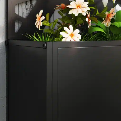 Metallist privaatsussirm sisseehitatud istutuskastiga 61 x 113 cm | E-pood Tootemaailm Must metallist lillekast õitsvate heledate lillede ja roheliste taimedega