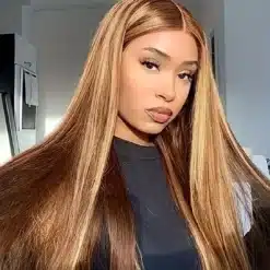 Pikad sirged pruunid juuksed laiade blondide salkude ja keskelt lahuga naise peas.