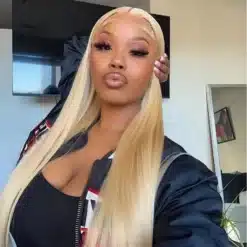 Pikad sirged heledad blondid juuksed keskelt lahuga, eestvaates modellil.