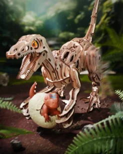 Puidust mehaaniline türannosaurus koos munast kooruva dinosaurusega sõnajalalises metsas