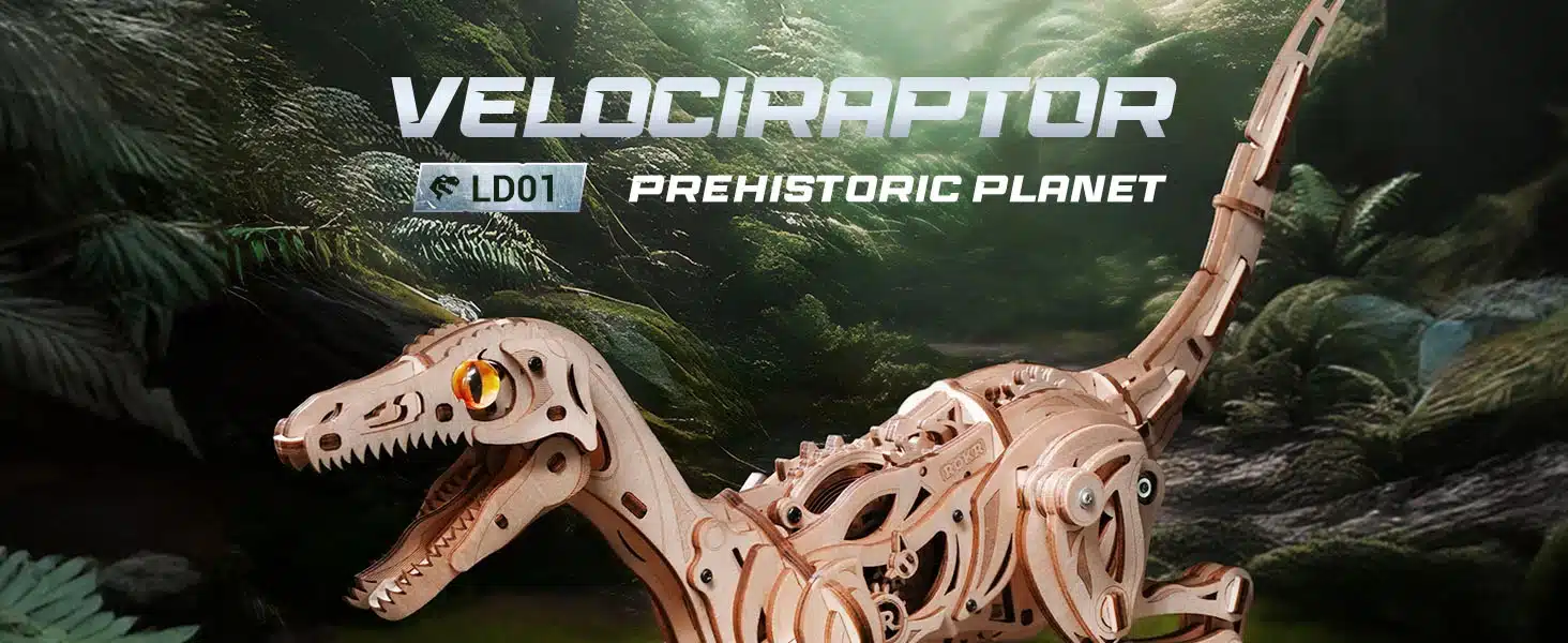 Velociraptor LD01 dinosauruse mudel eelajaloolise metsa taustal
