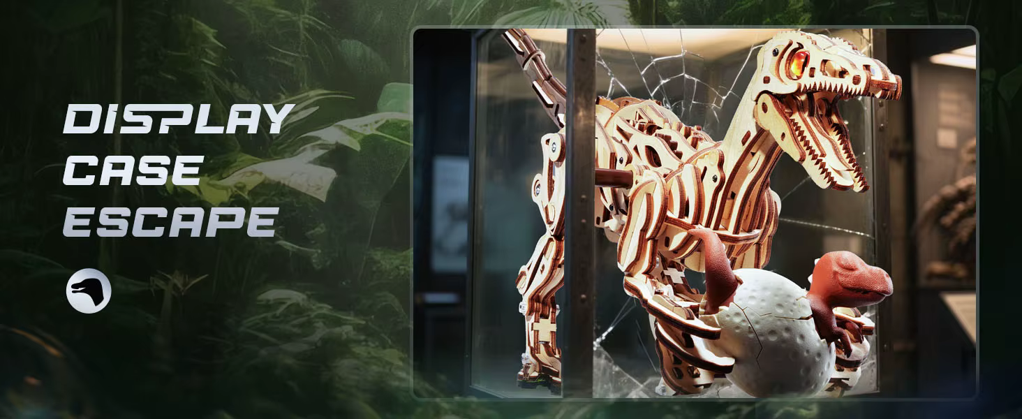 Puidust dinosauruse mudel klaasist vitriinis, kõrval seened ja tekst „Display Case Escape“