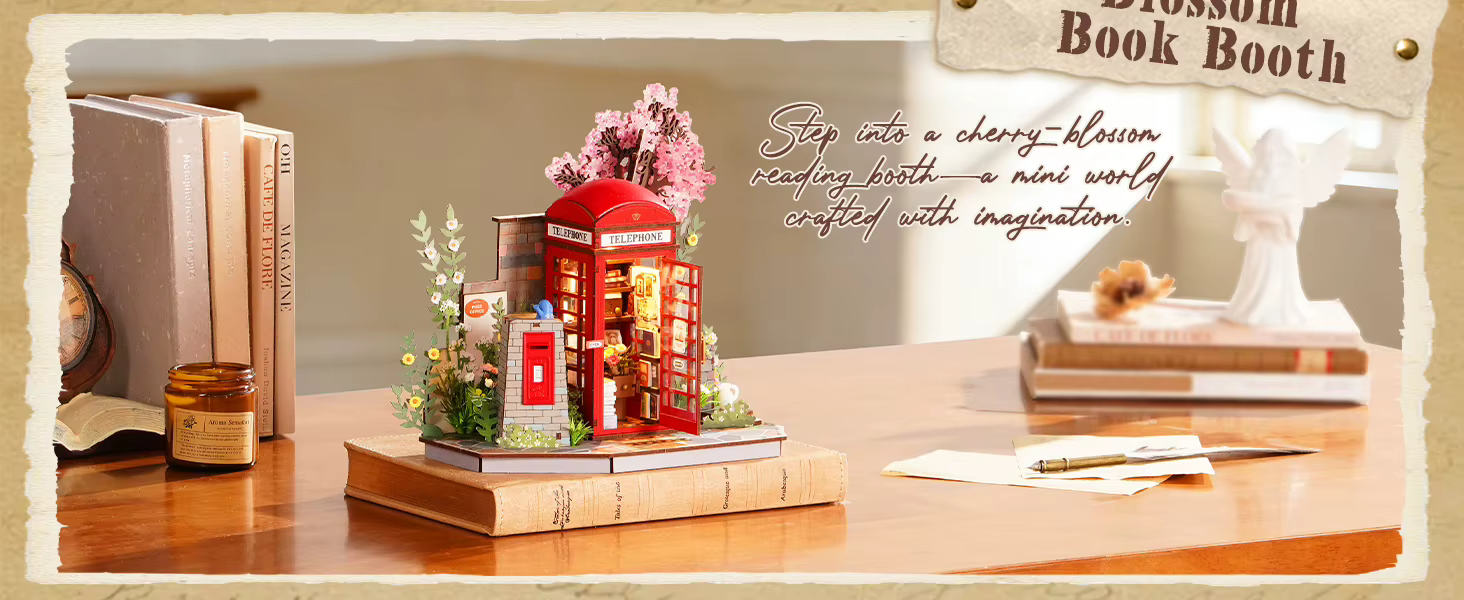 Miniatuurne punane Blossom Book Boothi stseen lilledega raamatute peal
