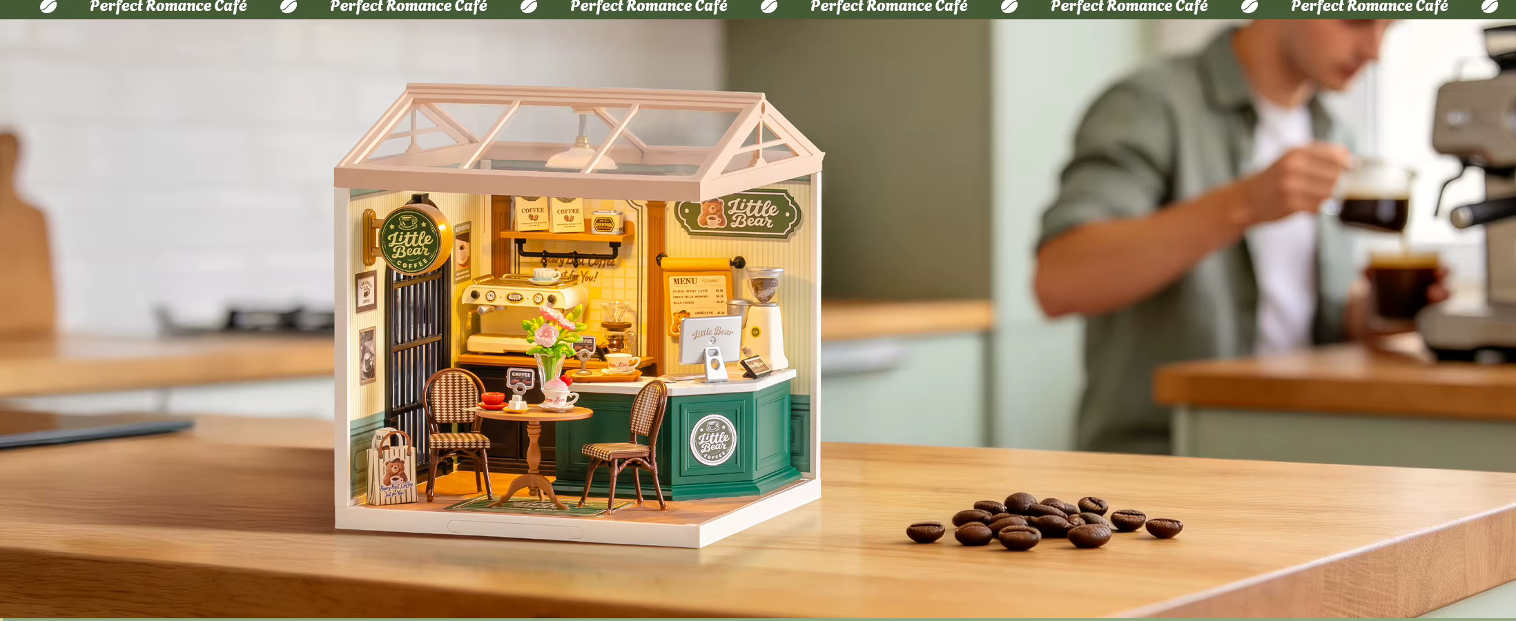 Miniatuurne Little Bean kohviku makett klaasist vitriinis kohvilaual