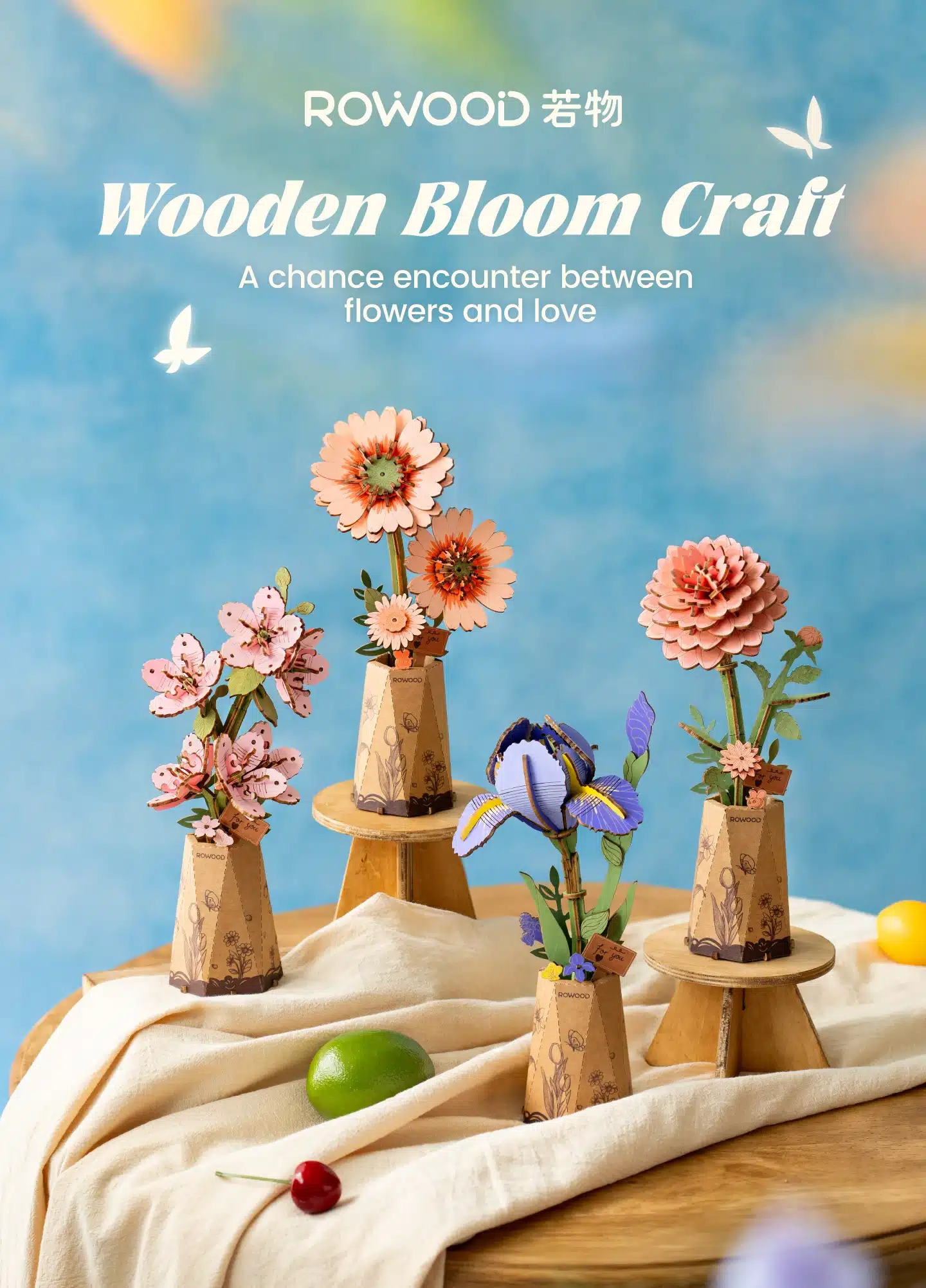 ROWOOD Wooden Bloom Craft puidust lilled dekoratiivvaasides: roosad õied, oranžid gerberad ja lilla iiris.