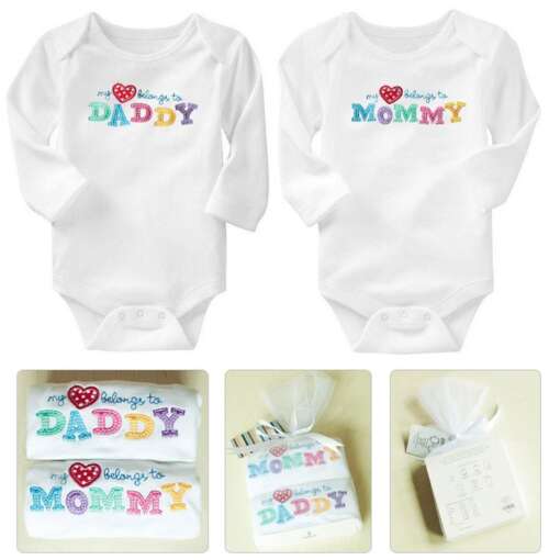 valged beebi bodid kirjaga 'my heart belongs to mommy' ja 'my heart belongs to daddy'