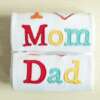 valged beebi mängupüksid kirjaga 'I love mom' ja 'I love dad'