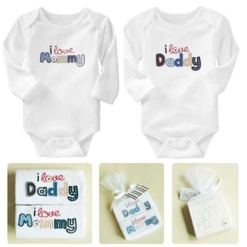 valged beebi mängupüksid kirjaga 'i love mommy' ja 'i love daddy'