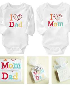 valged beebi mängupüksid kirjaga 'I love mom' ja 'I love dad'