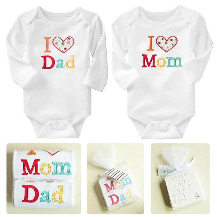 valged beebi mängupüksid kirjaga 'I love mom' ja 'I love dad'