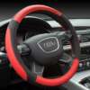punane ja must nahast roolikate auto roolil
