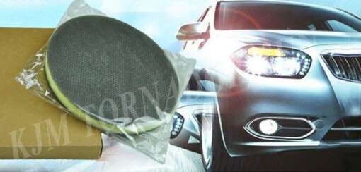 ümmargune poleerimislapp pakendis auto taustal