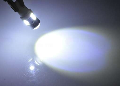 t10 led pirn kiirgab eredat valget valgust
