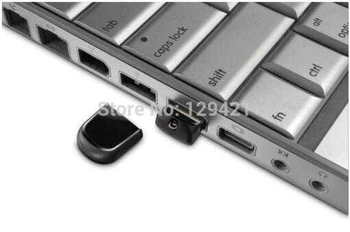 väike must mälupulk ühendatud sülearvuti USB-porti