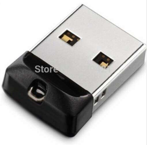 väike musta ja hõbedase korpusega USB mälupulk