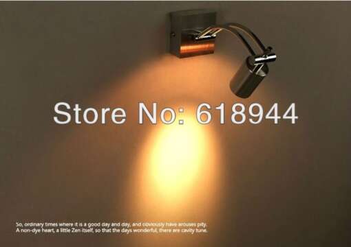 seinale kinnitatud metallist vannitoa lamp, mis kiirgab sooja valgust