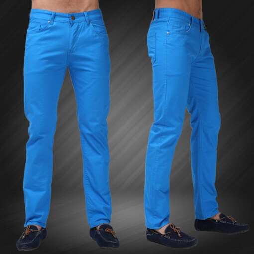mees kannab erksiniseid slim-fit teksapükse