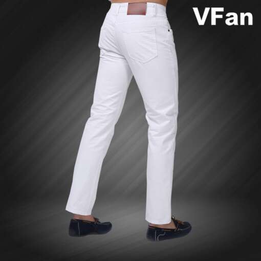 mees kannab valgeid slim-fit teksapükse