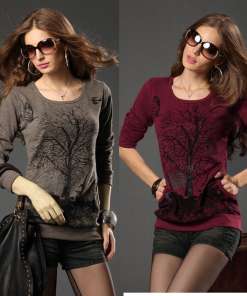 kaks naist kannavad pikki varrukatega pluuse, millel on puumustrid