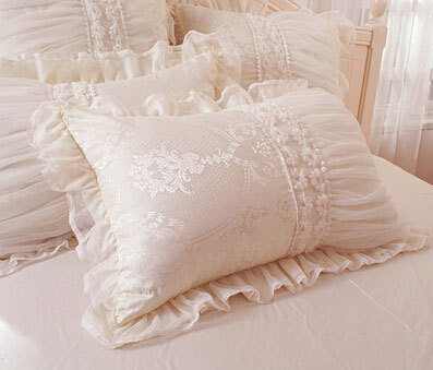 elegantne kreemikas voodipesu komplekt pitsiliste detailidega