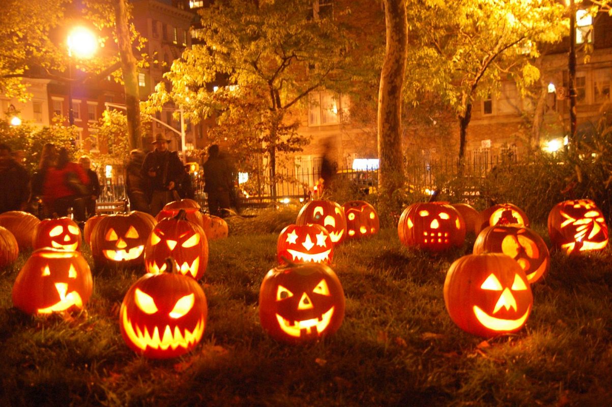 Kuidas tähistada Halloweeni Eestis? | E-pood Tootemaailm Halloween kõrvitsad pargis õhtuvalguses Eestis