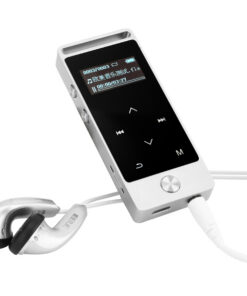 hõbedane mp3-mängija musta ekraaniga ja juhtmega kõrvaklapid